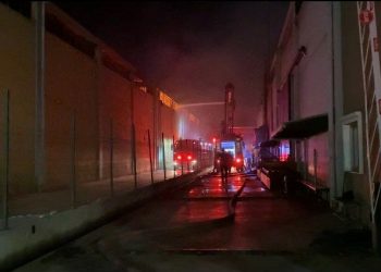 İzmir’de fabrikada çıkan yangın denetim altında