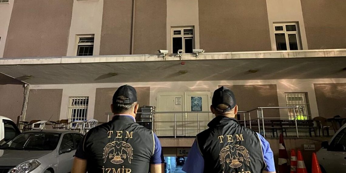 İzmir’de FETÖ operasyonu: 9 gözaltı
