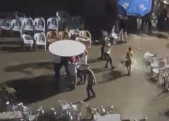 İzmir’de halay sevdası yağmur dinlemedi