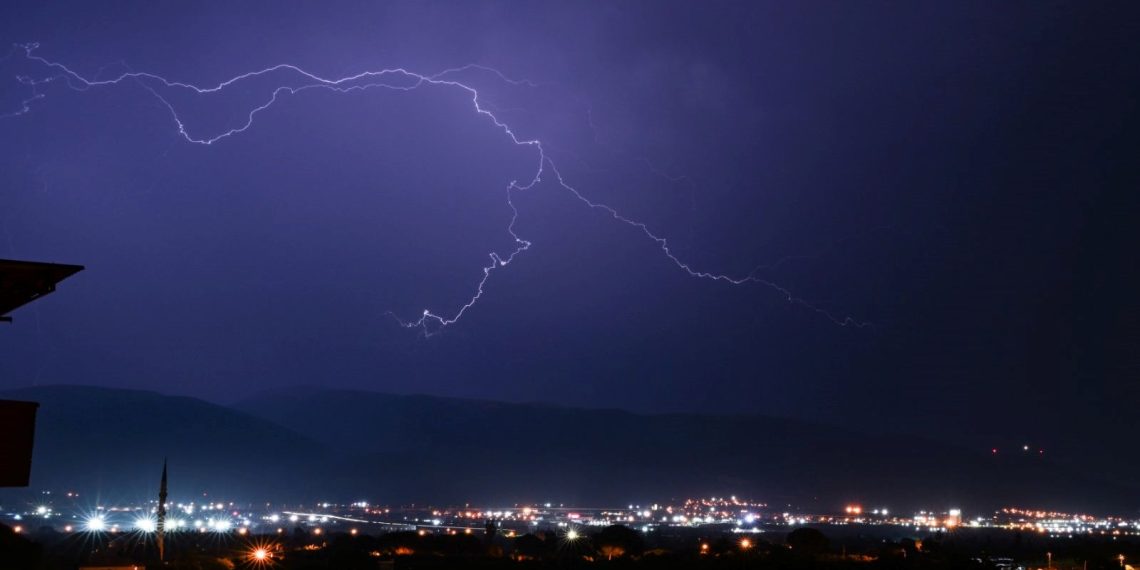 İzmir’de sağanak yağış tesirli oldu: Şimşekler kenti aydınlattı