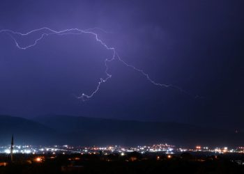 İzmir’de sağanak yağış tesirli oldu: Şimşekler kenti aydınlattı