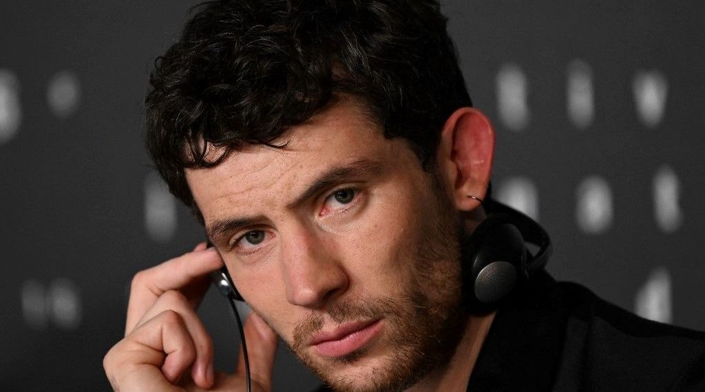 Josh O’Connor: The Crown ile gelen şöhretle baş etmekte zorlandım