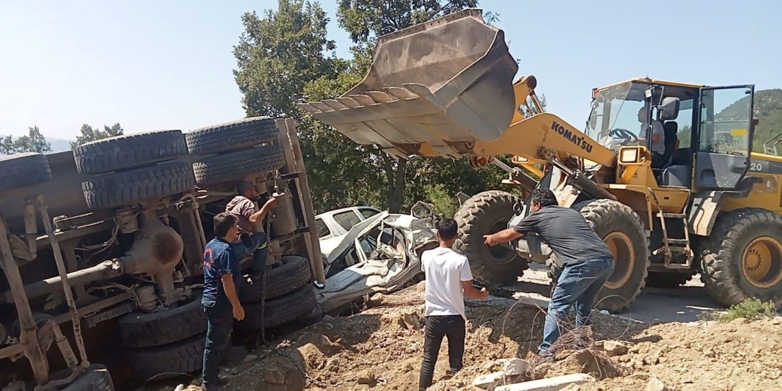 Kahramanmaraş’ta freni boşalan kamyon cenaze namazı kılanların ortasına daldı: 4 can kaybı, 25 yaralı