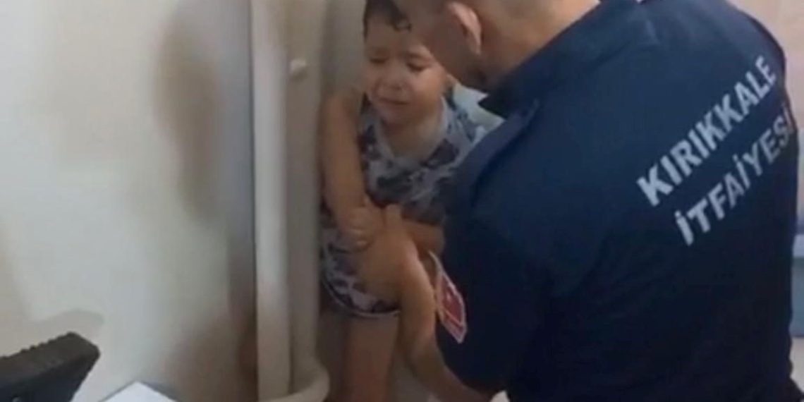 Kalorifer borusu ile duvar ortasına sıkışan çocuğu itfaiye kurtardı