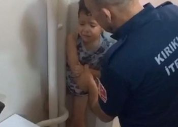 Kalorifer borusu ile duvar ortasına sıkışan çocuğu itfaiye kurtardı