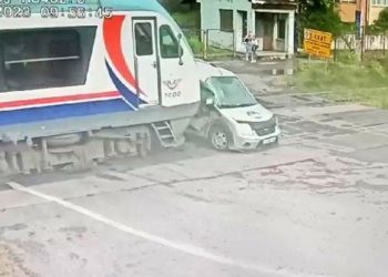 Kapalı bariyere karşın hemzemin geçitten geçmeye çalışan araca tren çarptı