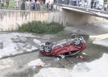 Kaza yapan araba dereye uçtu: 8 yaralı