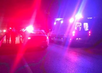 Kazaya müdahale eden polislere araba çarptı: 2 yaralı