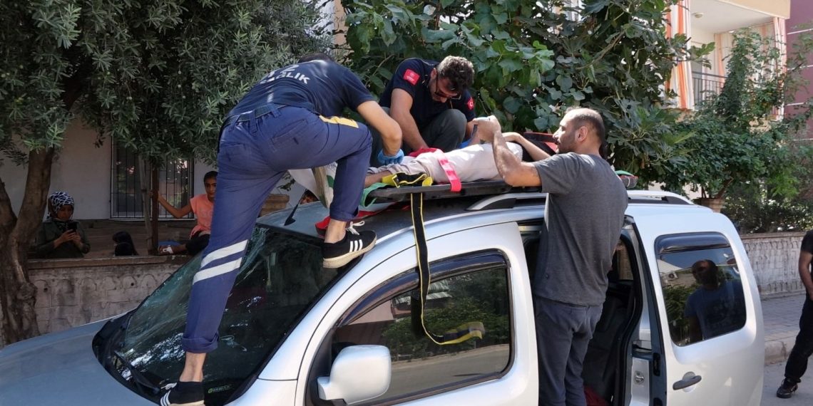 Kazazedeye birinci müdahale tavanına uçtuğu aracın üzerinde yapıldı