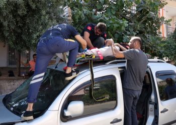 Kazazedeye birinci müdahale tavanına uçtuğu aracın üzerinde yapıldı