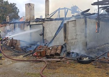 Kibritle oynayan çocuklar konutu yaktı