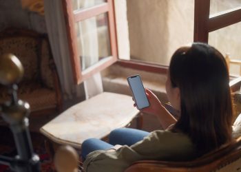 Kızını gün içinde 111 kere arayan anneye mahpus cezası