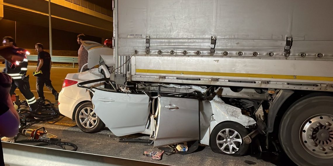 Kocaeli’de feci kaza: TIR’a arttan çarpan arabanın şoförü öldü