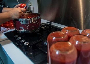 Konutta yapılan konserve can aldı