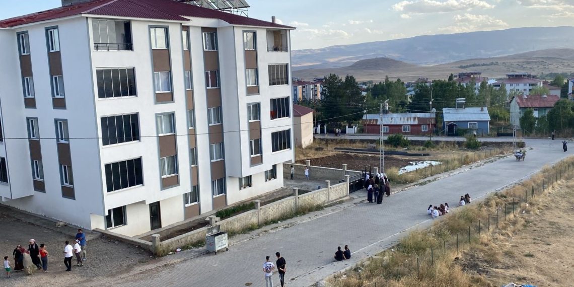 Küçük çocuk 4. kattan düştü