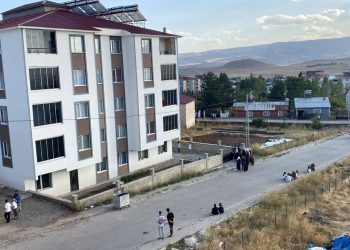 Küçük çocuk 4. kattan düştü