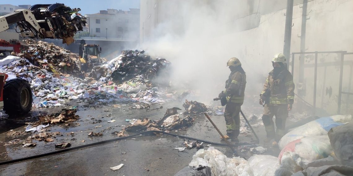 Küçükçekmece’de atık kağıt geri dönüşüm tesisinde yangın