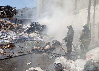 Küçükçekmece’de atık kağıt geri dönüşüm tesisinde yangın