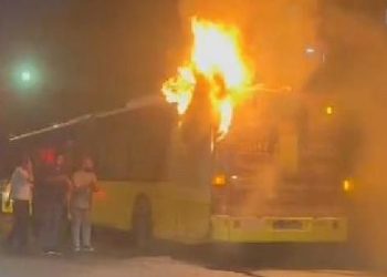 Küçükçekmece’de İETT otobüsü yandı