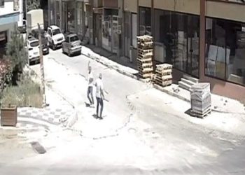 Küfürlü konuşan kişiyi uyardı, bıçaklandı