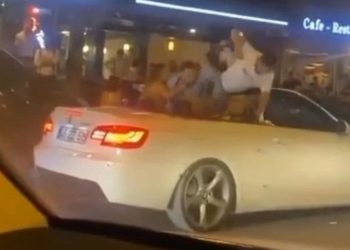 Kuşadası’nda “Ne baktın” dayağı