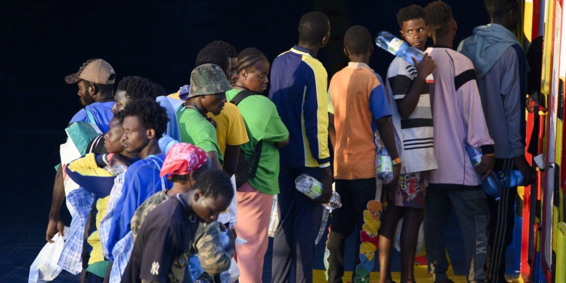 Lampedusa Adası’ndaki sistemsiz göçmenler tahliye ediliyor