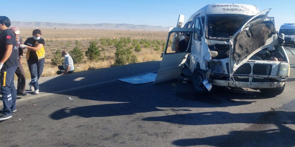 Lastiği patlayan yolcu minibüsü devrildi: 1 meyyit, 11 yaralı