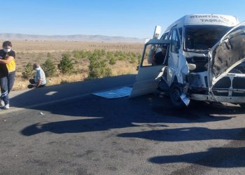Lastiği patlayan yolcu minibüsü devrildi: 1 meyyit, 11 yaralı