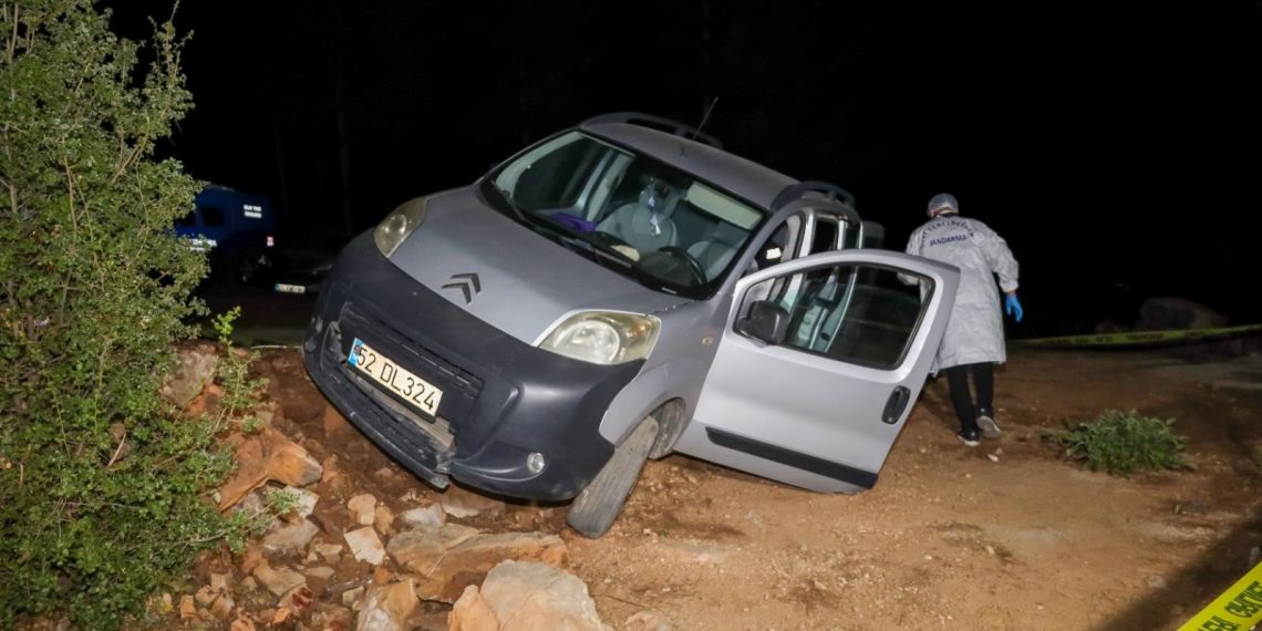 Lastiğine tuğla koyduğu aracın altında kaldı