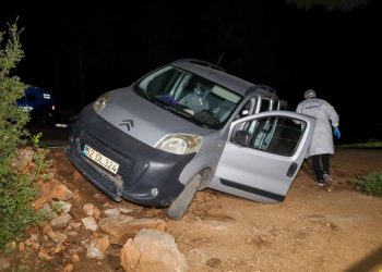 Lastiğine tuğla koyduğu aracın altında kaldı