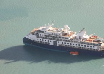 Lüks yolcu gemisi karaya oturdu