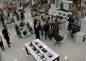 Mağaza çalışanları ile müşteri çift birbirine girdi: O anlar kamerada