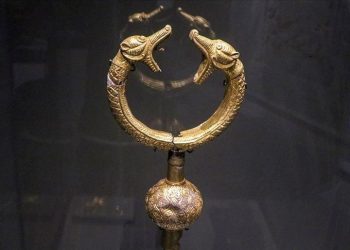 Malazgirt’te bulunan “çift başlı ejder” işlemeli altın kaplama tuğ birinci kere sergilendi