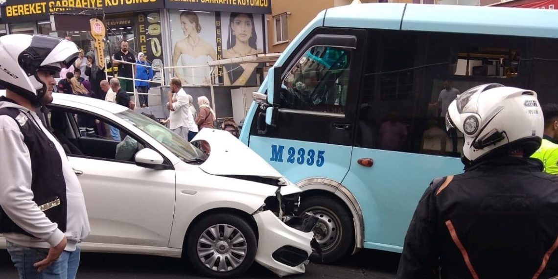 Maltepe’de arabayla minibüs çarpıştı: 3 yaralı