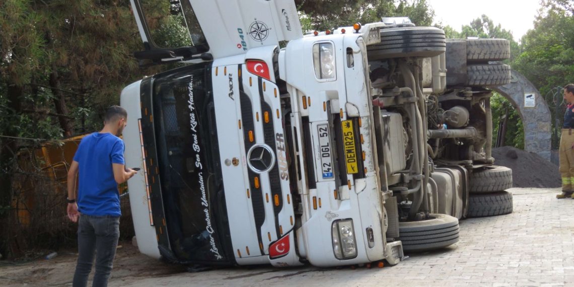 Maltepe’de hafriyat kamyonu devrildi: 2 personel yaralandı