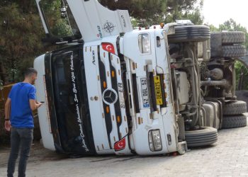 Maltepe’de hafriyat kamyonu devrildi: 2 personel yaralandı