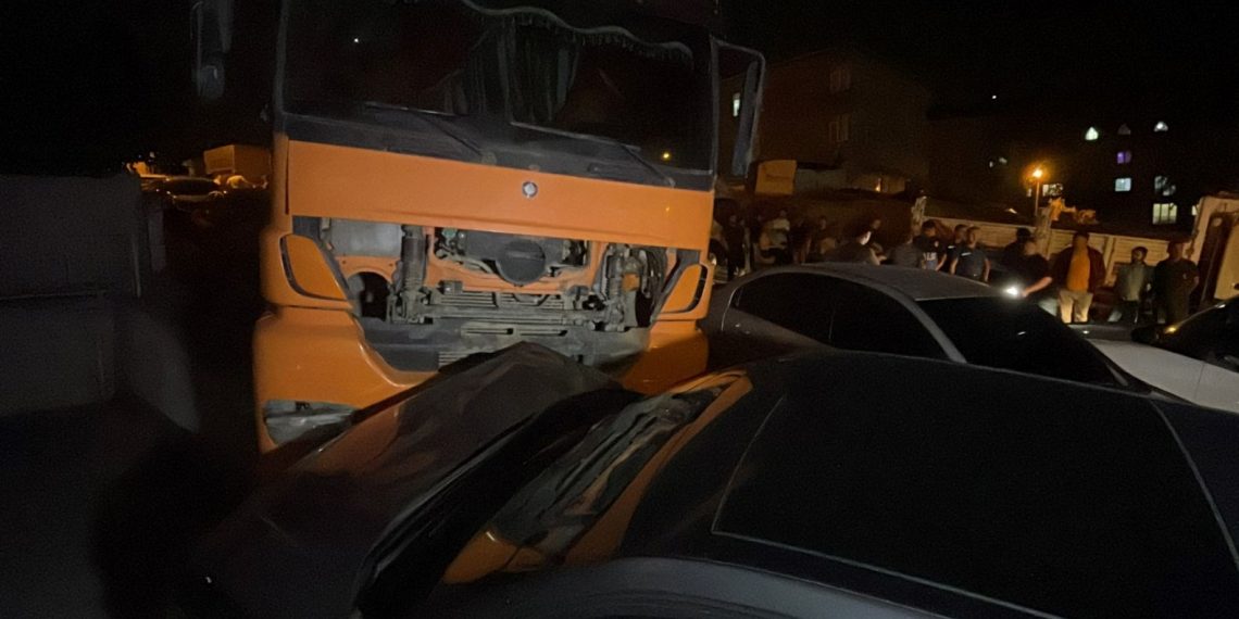 Maltepe’de yokuşta kayan kamyon 6 araca hasar verdi