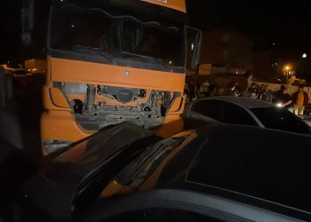 Maltepe’de yokuşta kayan kamyon 6 araca hasar verdi