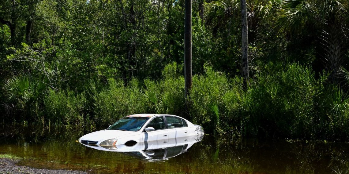 Meksika’da sel: Araçlar akıntıya kapıldı