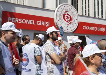 Memur ve memur emeklilerine artırım bugün aşikâr olacak mı? Bakanlıkta kritik tepe