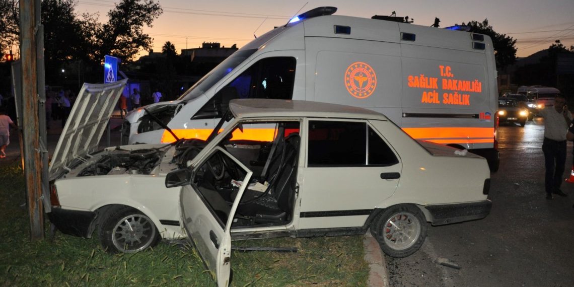 Mersin’de ambulans ve araba çarpıştı: 4 yaralı