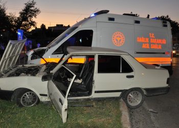 Mersin’de ambulans ve araba çarpıştı: 4 yaralı