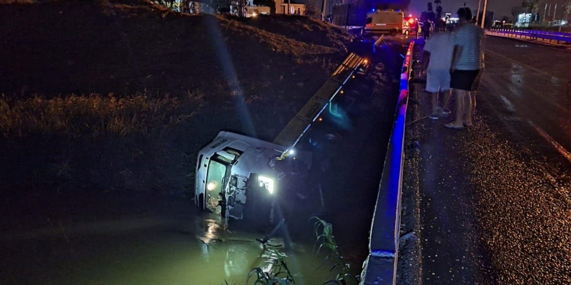 Mersin’de TIR çaya devrildi: Şoför yaralandı