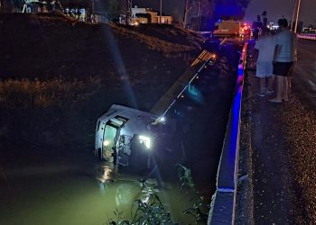 Mersin’de TIR çaya devrildi: Şoför yaralandı