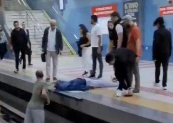 Metro istasyonunda bayılan bayan raylara düştü
