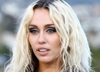 Miley Cyrus konutu yandıktan bir gün sonra sete çıktığını anlattı