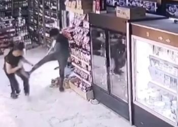 Monopol bayisinde bıçaklı sopalı hengame: 13 yaşındaki çocuk gözaltında