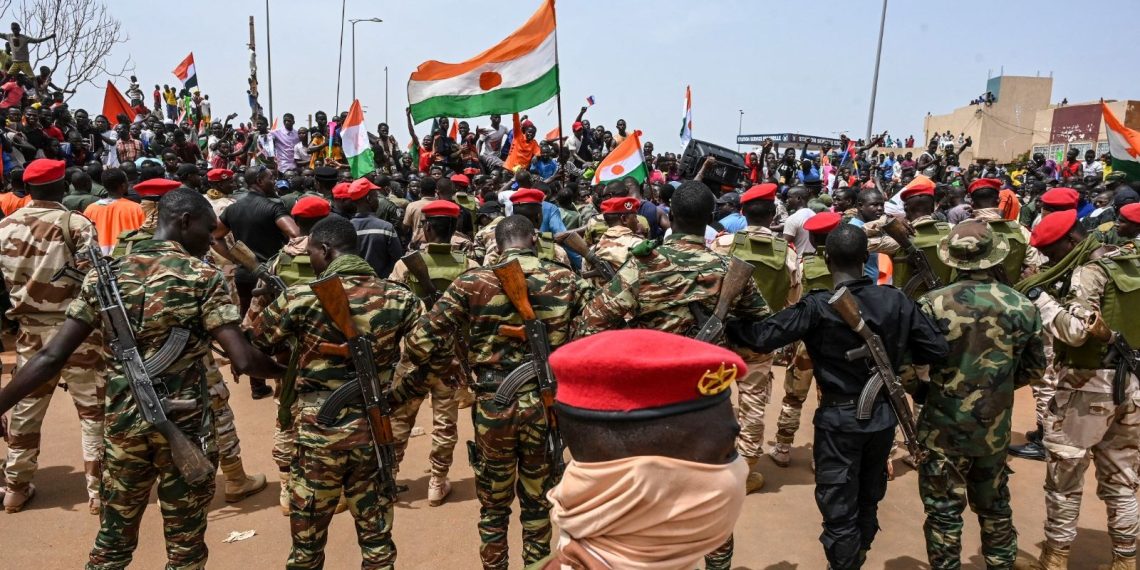 Nijer’de Fransız birliklerinin çekilmesi için protesto