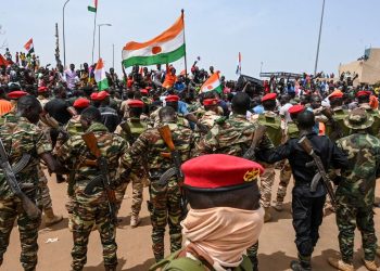 Nijer’de Fransız birliklerinin çekilmesi için protesto