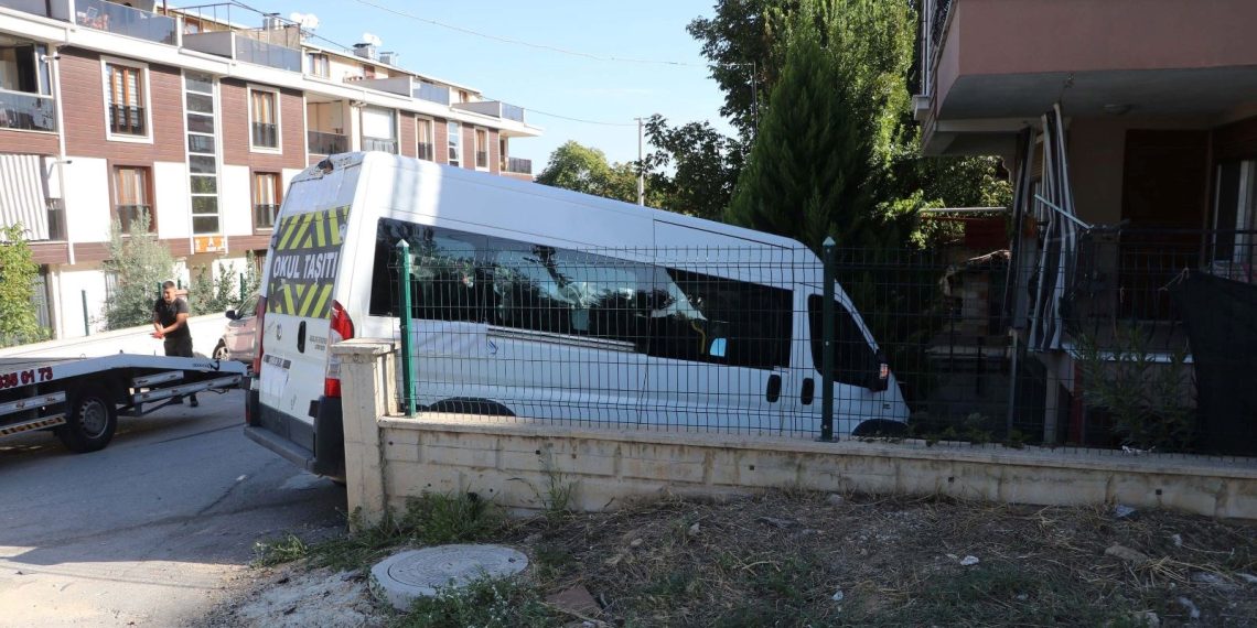 Okul servis minibüsü ile araba çarpıştı: 9’u öğrenci, 14 yaralı